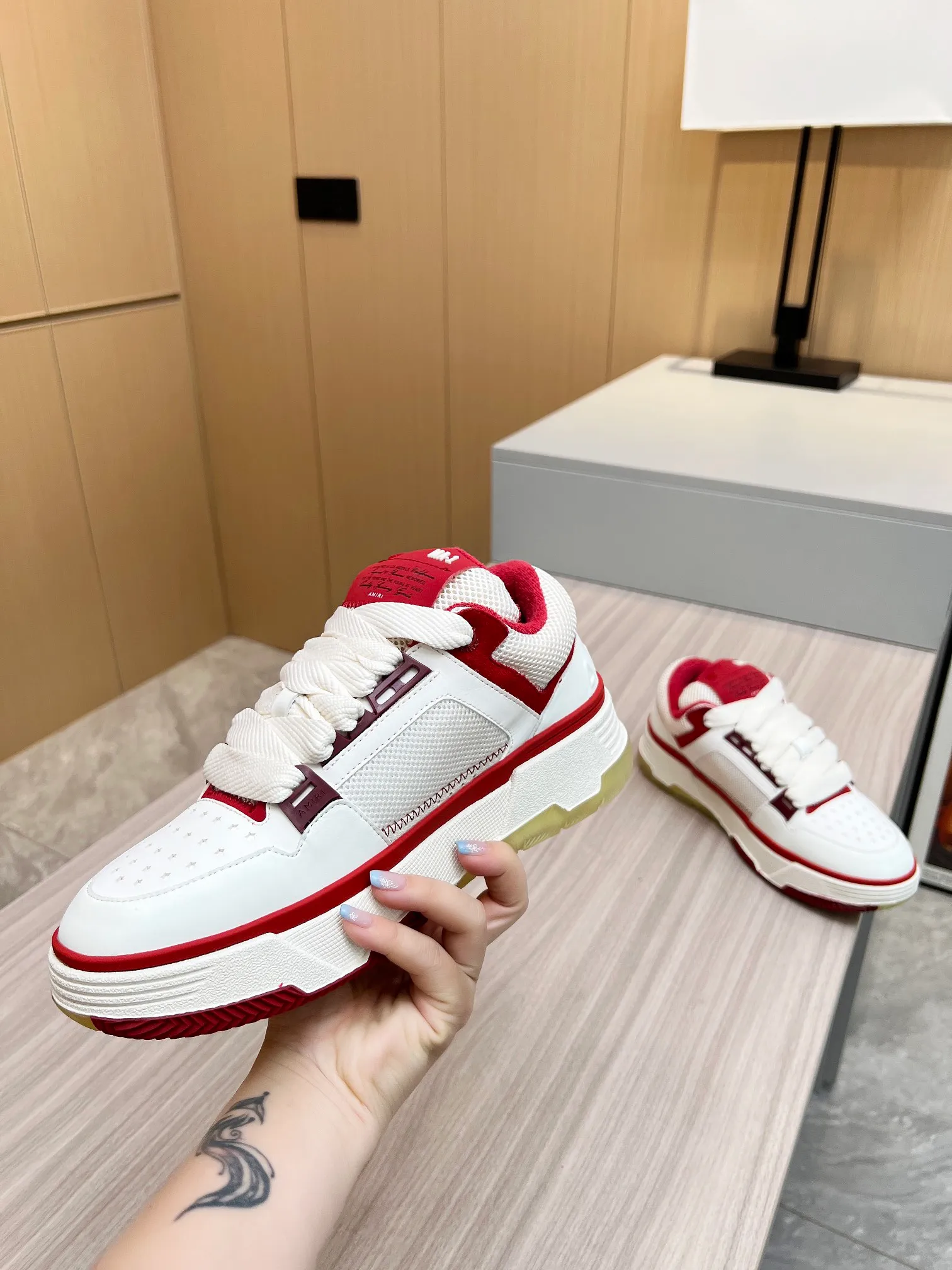p620💰Men's shoes Amiri Emile's 2023 spring and summer new MA-1 bread shoes, couple models, casual sports shoes, sneakers Amiri gave up the rock punk style in the new season and used a large number of unsaturated colors, Morandi tones, whether you see or wear them, it will make people very happy. The large tongue of the bread shoes continues, shortens the length of the shoe body, thickens the midsole, and the toe part is more rounded. Amiri's brand letters and MA logo appear on the side of the shoe. Fabric: Original customized imported first-layer cowhide + mesh. Lining: Original customized breathable towel lining. Outsole. Foam combination material. Bottom thickness: 4CM. Size: Men's 39-45